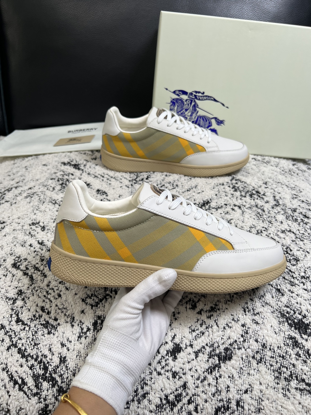 BURBERRY  顶级工艺品 巴宝莉 专柜同步，原厂配置意大利进口牛皮面料，高品质复杂拼接工艺，进口牛皮内里垫，透气舒
