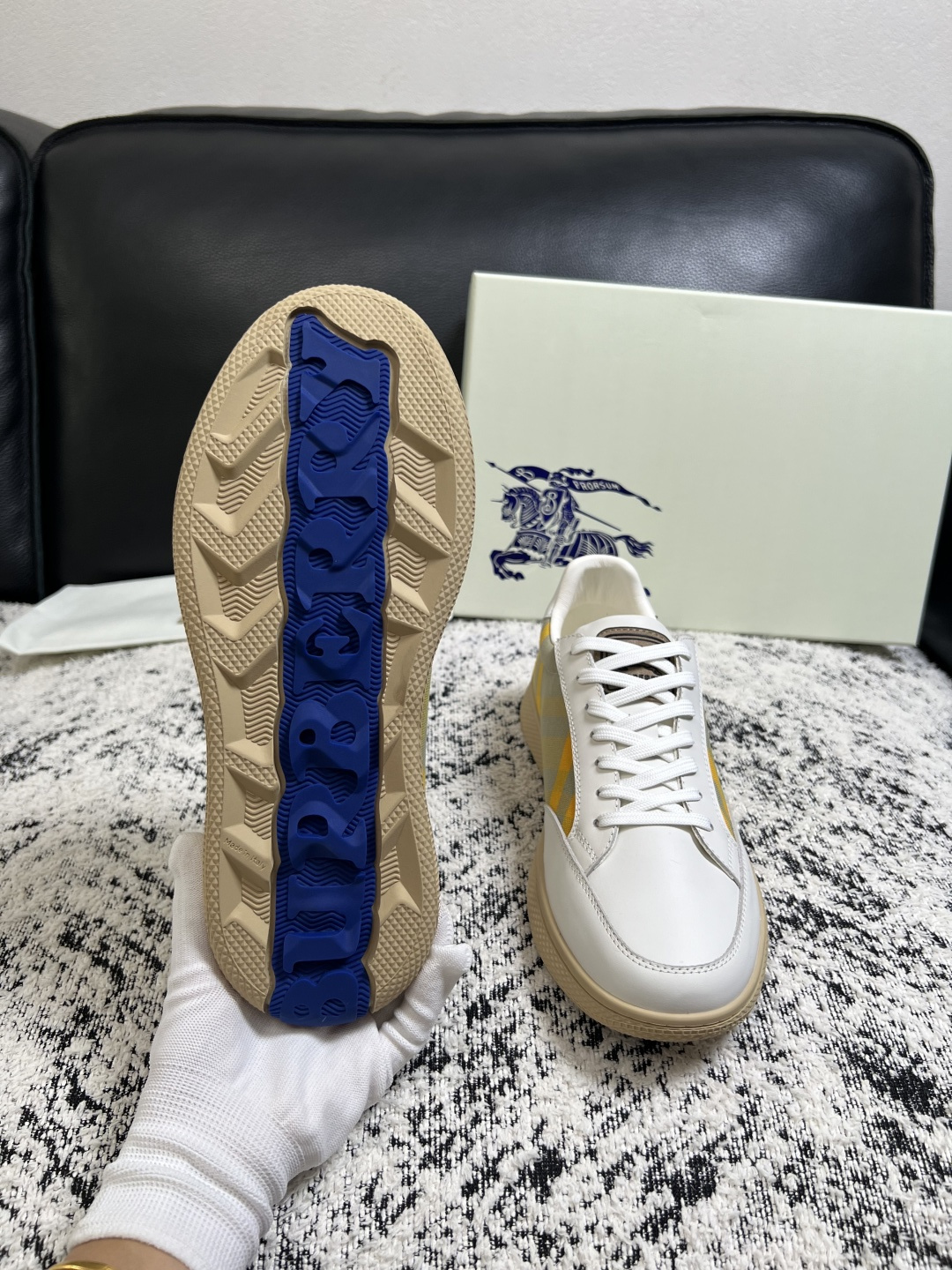 BURBERRY  顶级工艺品 巴宝莉 专柜同步，原厂配置意大利进口牛皮面料，高品质复杂拼接工艺，进口牛皮内里垫，透气舒