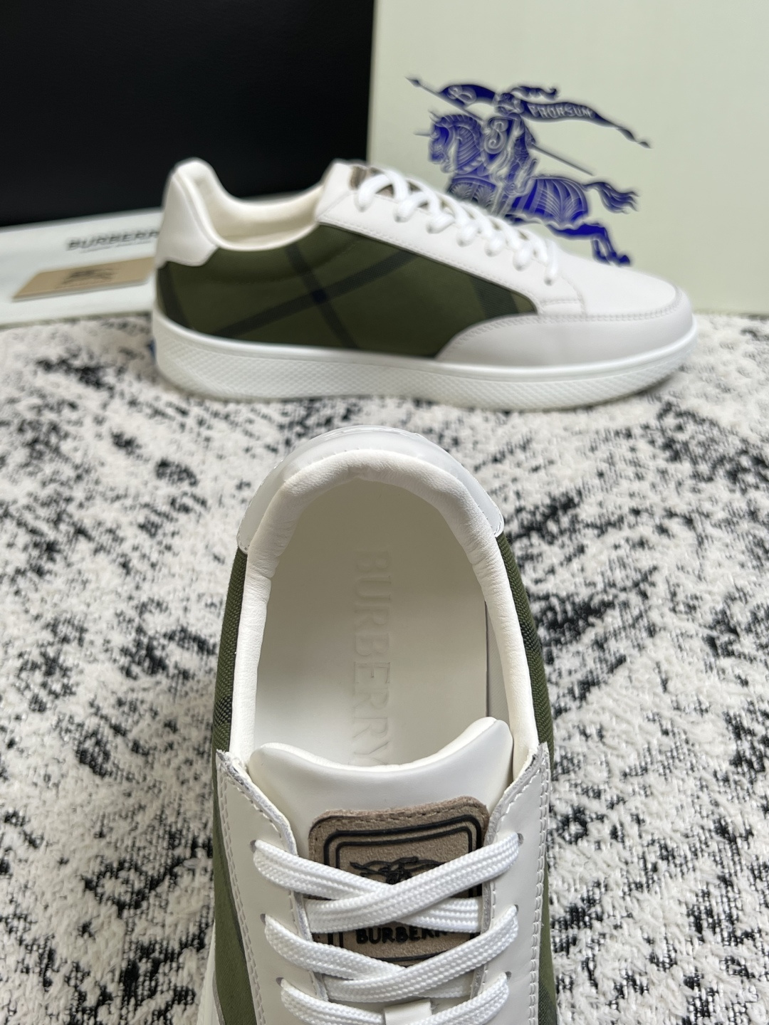 BURBERRY  顶级工艺品 巴宝莉 专柜同步，原厂配置意大利进口牛皮面料，高品质复杂拼接工艺，进口牛皮内里垫，透气舒
