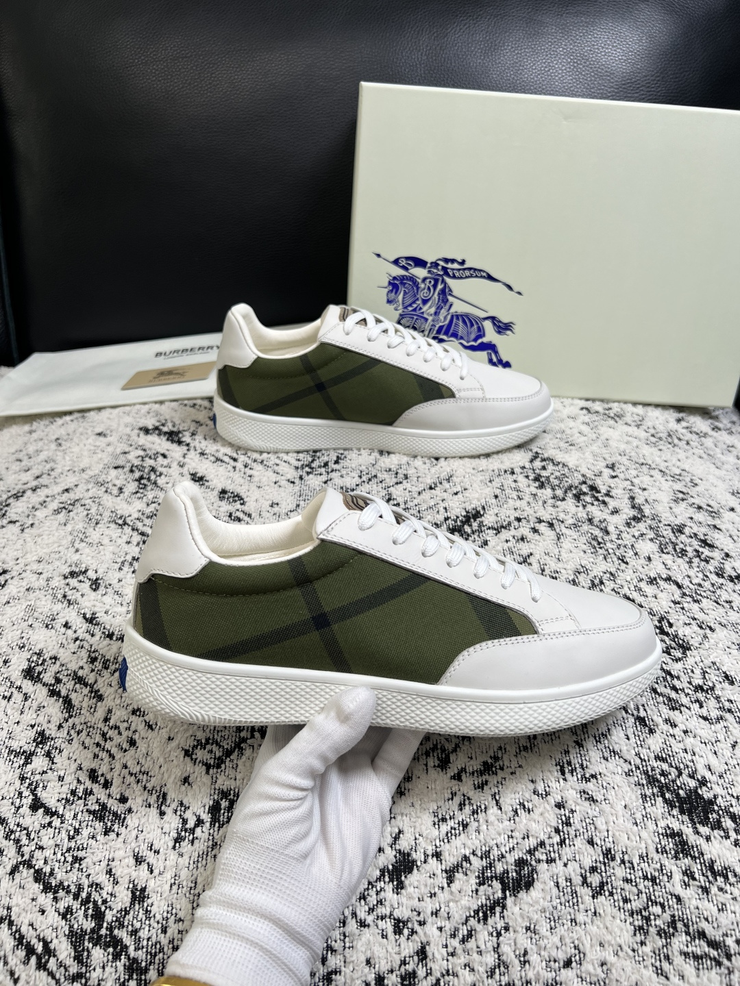 BURBERRY  顶级工艺品 巴宝莉 专柜同步，原厂配置意大利进口牛皮面料，高品质复杂拼接工艺，进口牛皮内里垫，透气舒