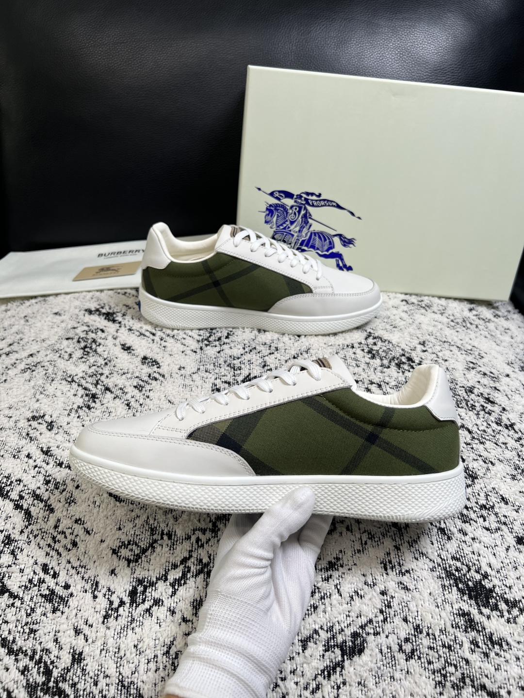 BURBERRY  顶级工艺品 巴宝莉 专柜同步，原厂配置意大利进口牛皮面料，高品质复杂拼接工艺，进口牛皮内里垫，透气舒