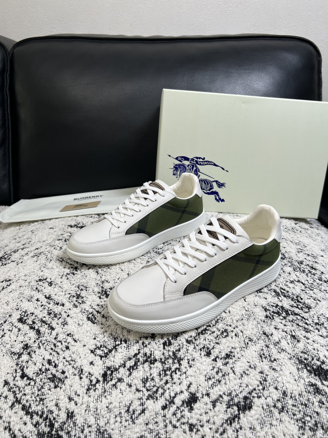 BURBERRY  顶级工艺品 巴宝莉 专柜同步，原厂配置意大利进口牛皮面料，高品质复杂拼接工艺，进口牛皮内里垫，透气舒