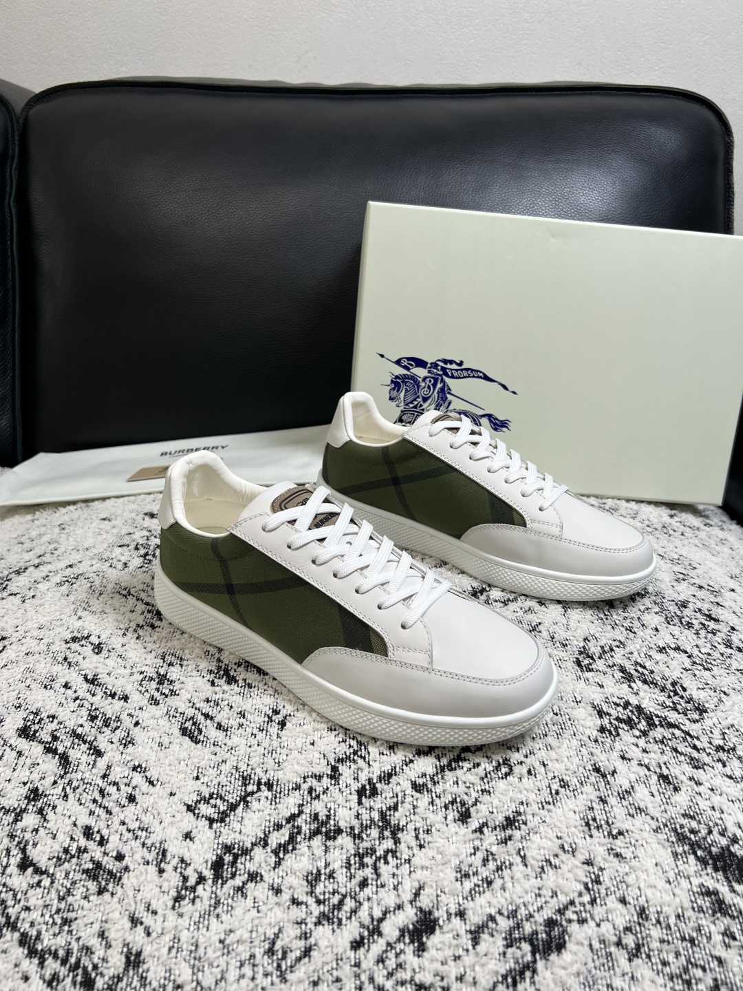 BURBERRY 顶级工艺品 巴宝莉 专柜同步,原厂配置意大利进口牛皮面料,高品质复杂拼接工艺,进口牛皮内里垫,透气舒 BURBERRY 顶级工艺品 巴宝莉 专柜同步,原厂配置意大利进口牛皮面料,高品质复杂拼接工艺,进口牛皮内里垫,透气舒