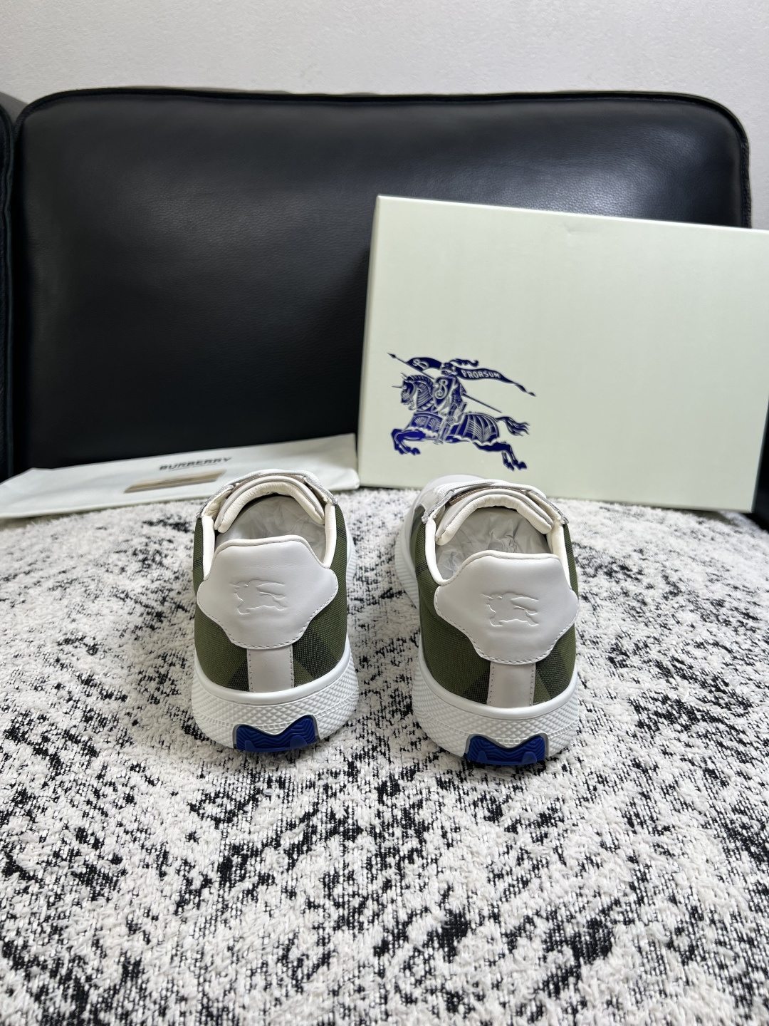 BURBERRY  顶级工艺品 巴宝莉 专柜同步，原厂配置意大利进口牛皮面料，高品质复杂拼接工艺，进口牛皮内里垫，透气舒