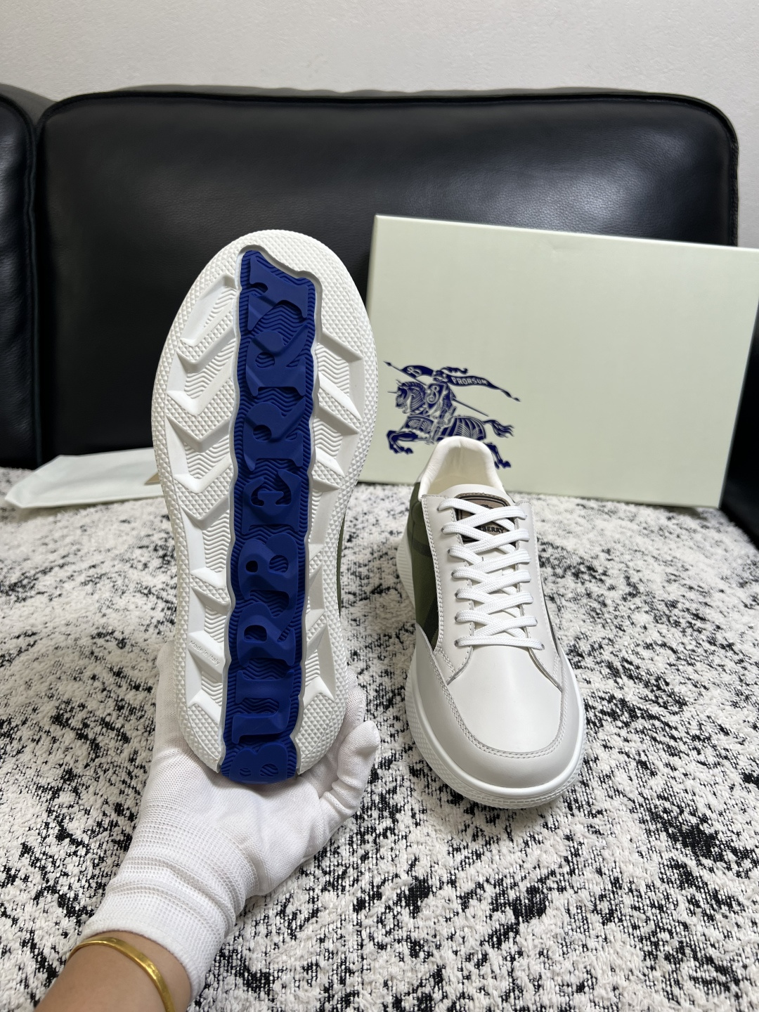 BURBERRY  顶级工艺品 巴宝莉 专柜同步，原厂配置意大利进口牛皮面料，高品质复杂拼接工艺，进口牛皮内里垫，透气舒
