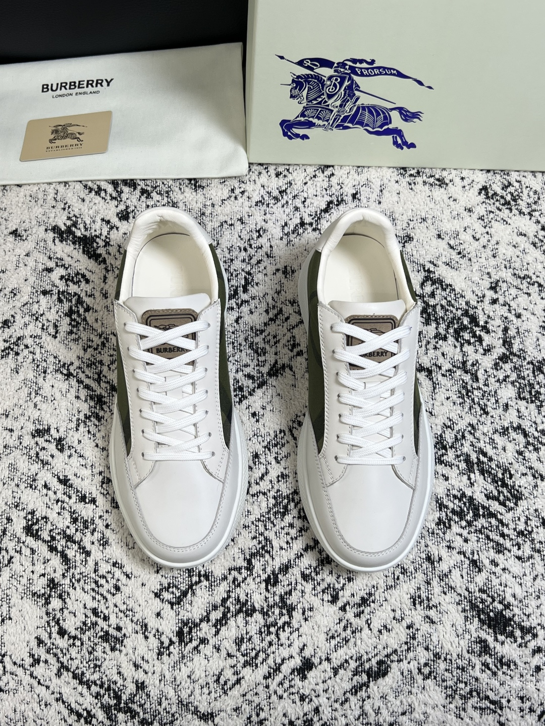 BURBERRY  顶级工艺品 巴宝莉 专柜同步，原厂配置意大利进口牛皮面料，高品质复杂拼接工艺，进口牛皮内里垫，透气舒
