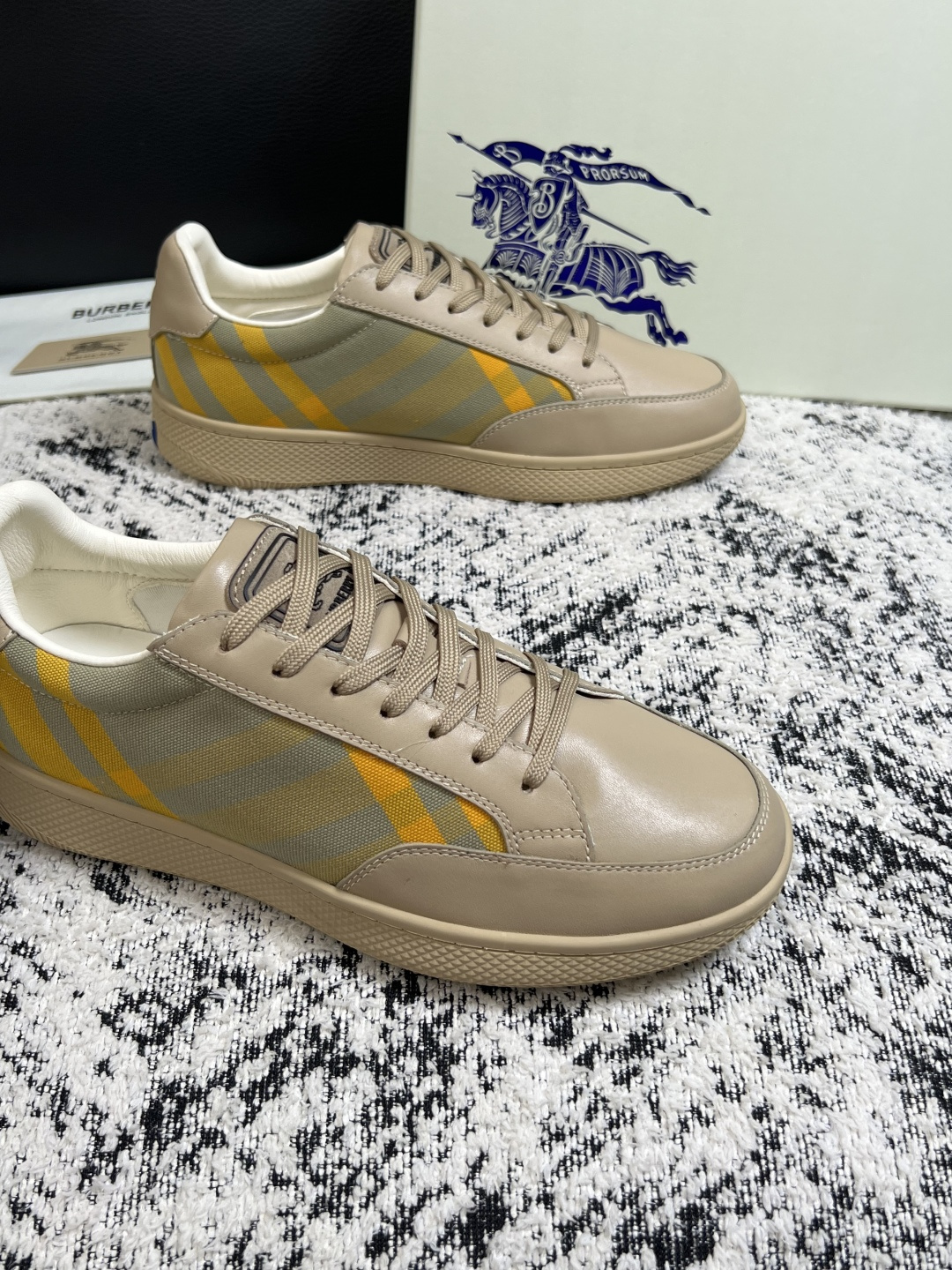 BURBERRY  顶级工艺品 巴宝莉 专柜同步，原厂配置意大利进口牛皮面料，高品质复杂拼接工艺，进口牛皮内里垫，透气舒