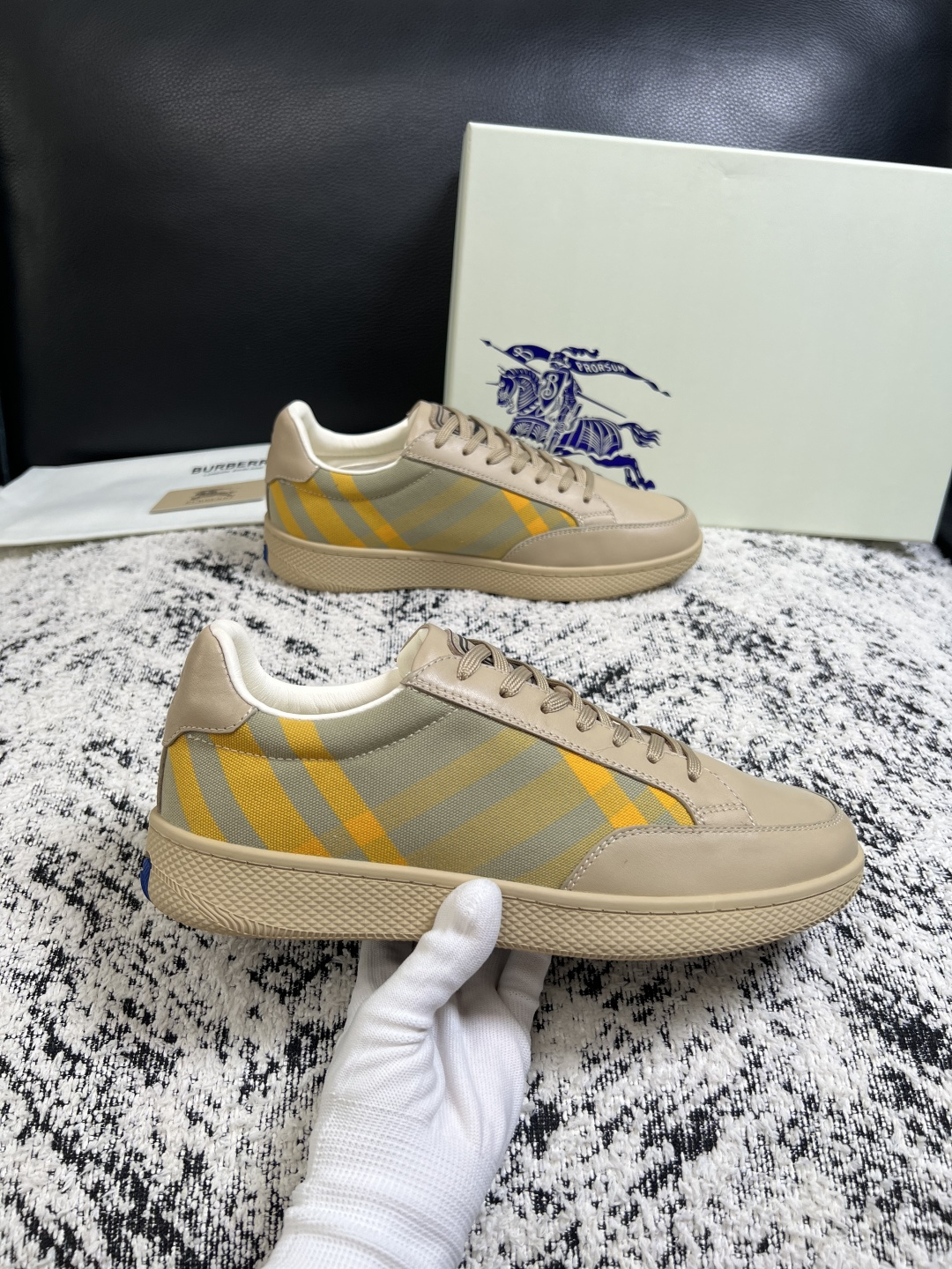 BURBERRY  顶级工艺品 巴宝莉 专柜同步，原厂配置意大利进口牛皮面料，高品质复杂拼接工艺，进口牛皮内里垫，透气舒