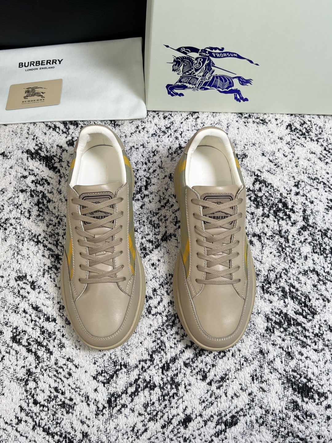 BURBERRY  顶级工艺品 巴宝莉 专柜同步，原厂配置意大利进口牛皮面料，高品质复杂拼接工艺，进口牛皮内里垫，透气舒