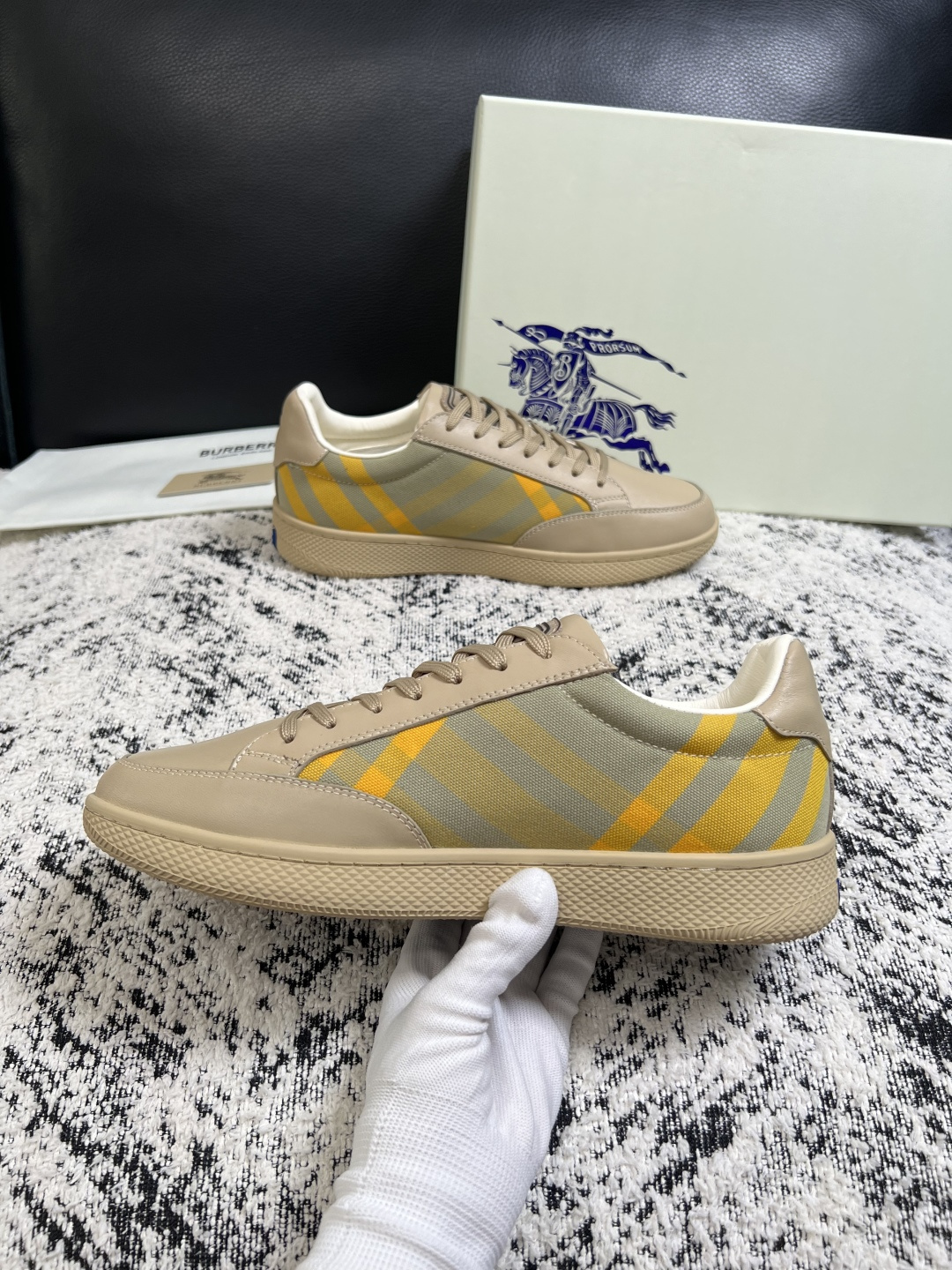 BURBERRY  顶级工艺品 巴宝莉 专柜同步，原厂配置意大利进口牛皮面料，高品质复杂拼接工艺，进口牛皮内里垫，透气舒