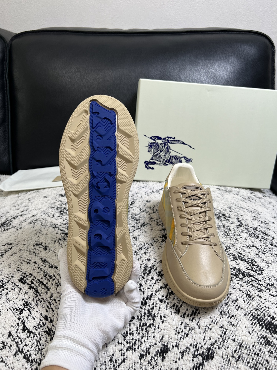 BURBERRY  顶级工艺品 巴宝莉 专柜同步，原厂配置意大利进口牛皮面料，高品质复杂拼接工艺，进口牛皮内里垫，透气舒