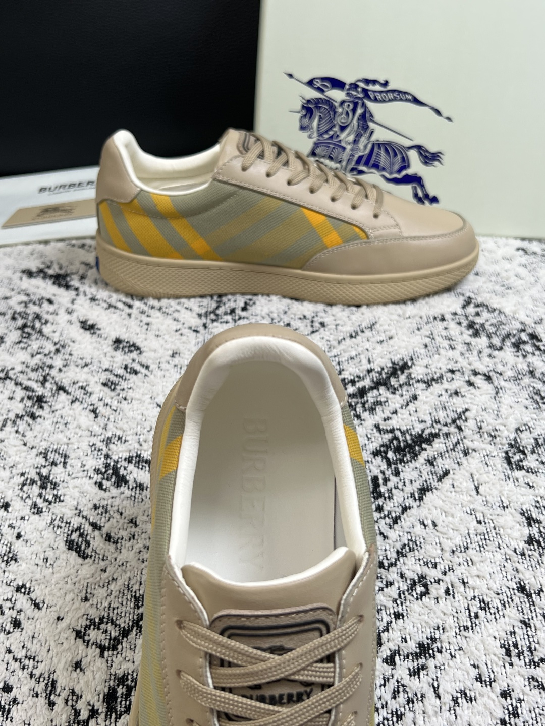 BURBERRY  顶级工艺品 巴宝莉 专柜同步，原厂配置意大利进口牛皮面料，高品质复杂拼接工艺，进口牛皮内里垫，透气舒