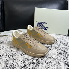 BURBERRY 顶级工艺品 巴宝莉 专柜同步,原厂配置意大利进口牛皮面料,高品质复杂拼接工艺,进口牛皮内里垫,透气舒 BURBERRY 顶级工艺品 巴宝莉 专柜同步,原厂配置意大利进口牛皮面料,高品质复杂拼接工艺,进口牛皮内里垫,透气舒