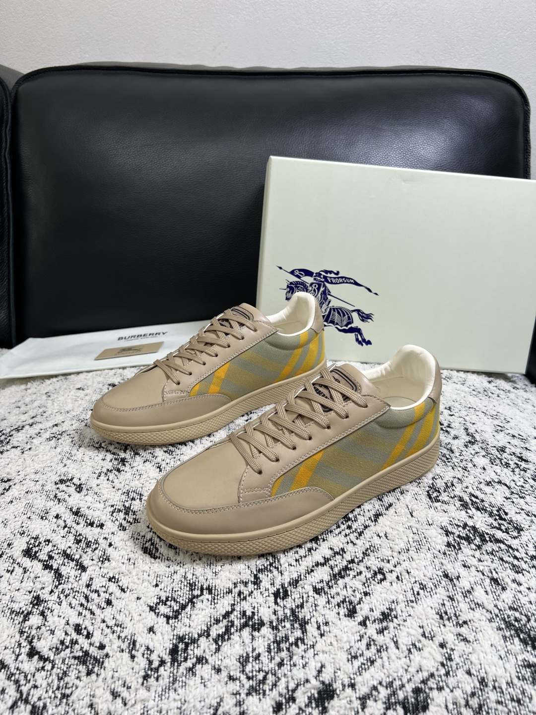 BURBERRY  顶级工艺品 巴宝莉 专柜同步，原厂配置意大利进口牛皮面料，高品质复杂拼接工艺，进口牛皮内里垫，透气舒