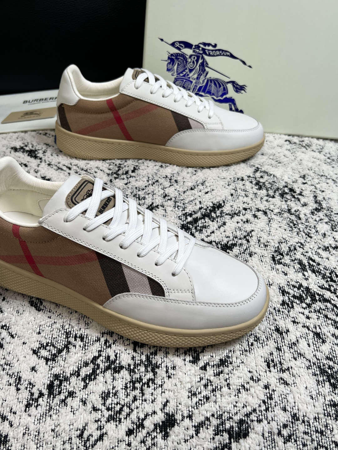 BURBERRY  顶级工艺品 巴宝莉 专柜同步，原厂配置意大利进口牛皮面料，高品质复杂拼接工艺，进口牛皮内里垫，透气舒