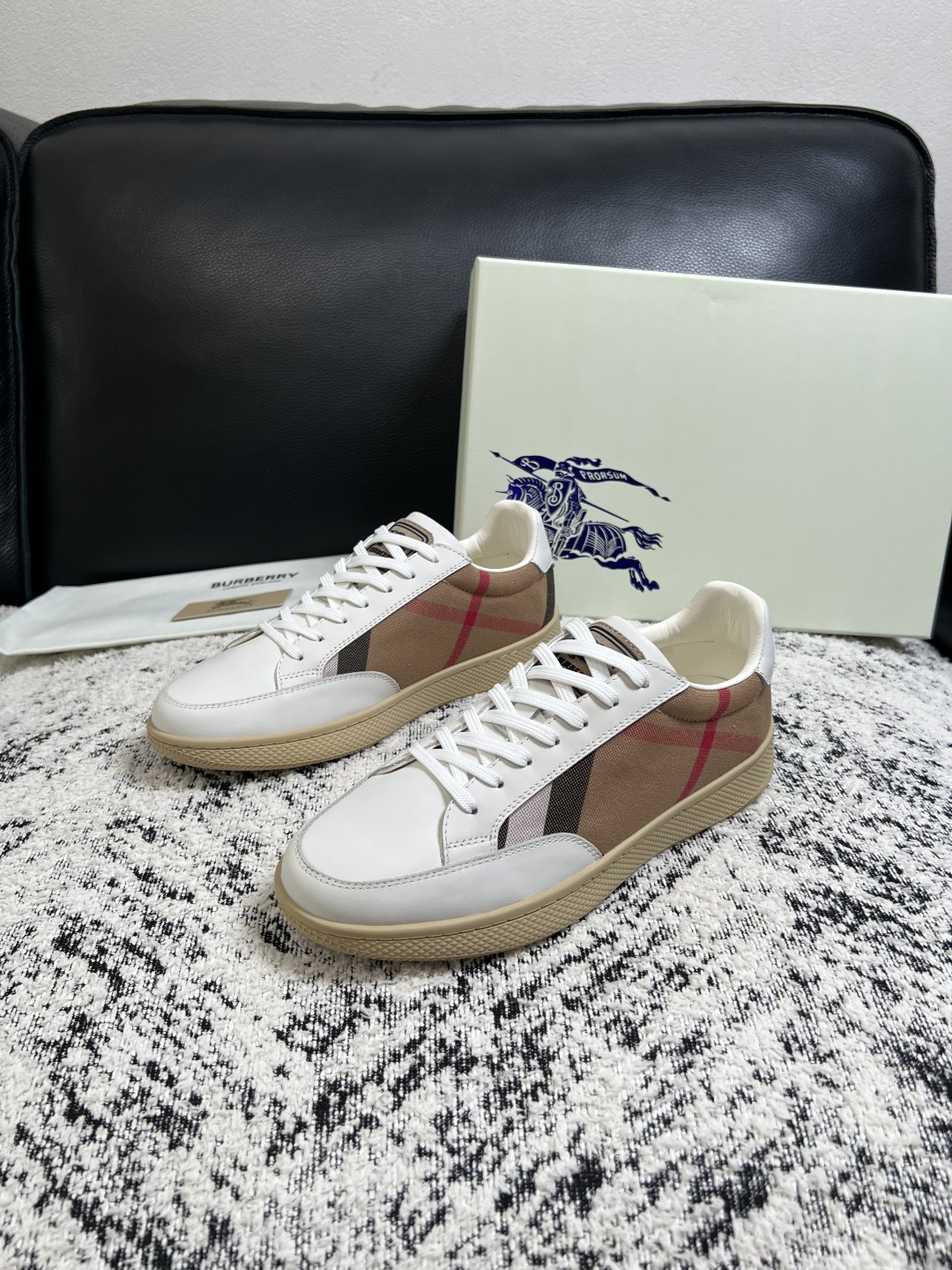 BURBERRY  顶级工艺品 巴宝莉 专柜同步，原厂配置意大利进口牛皮面料，高品质复杂拼接工艺，进口牛皮内里垫，透气舒