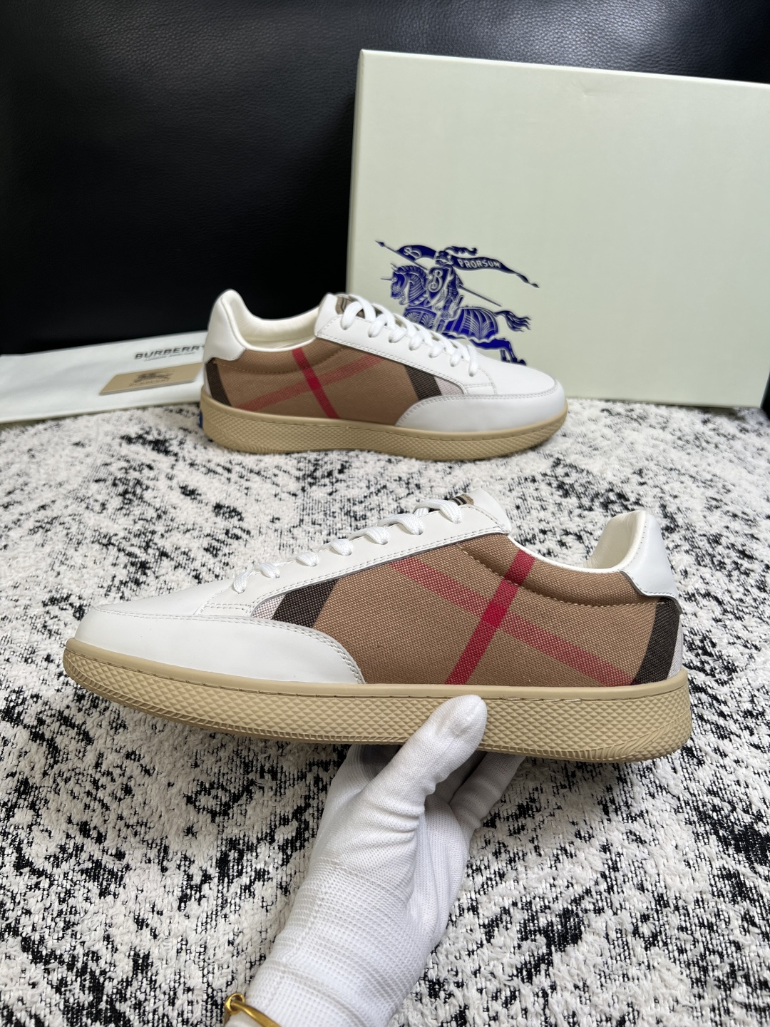 BURBERRY  顶级工艺品 巴宝莉 专柜同步，原厂配置意大利进口牛皮面料，高品质复杂拼接工艺，进口牛皮内里垫，透气舒