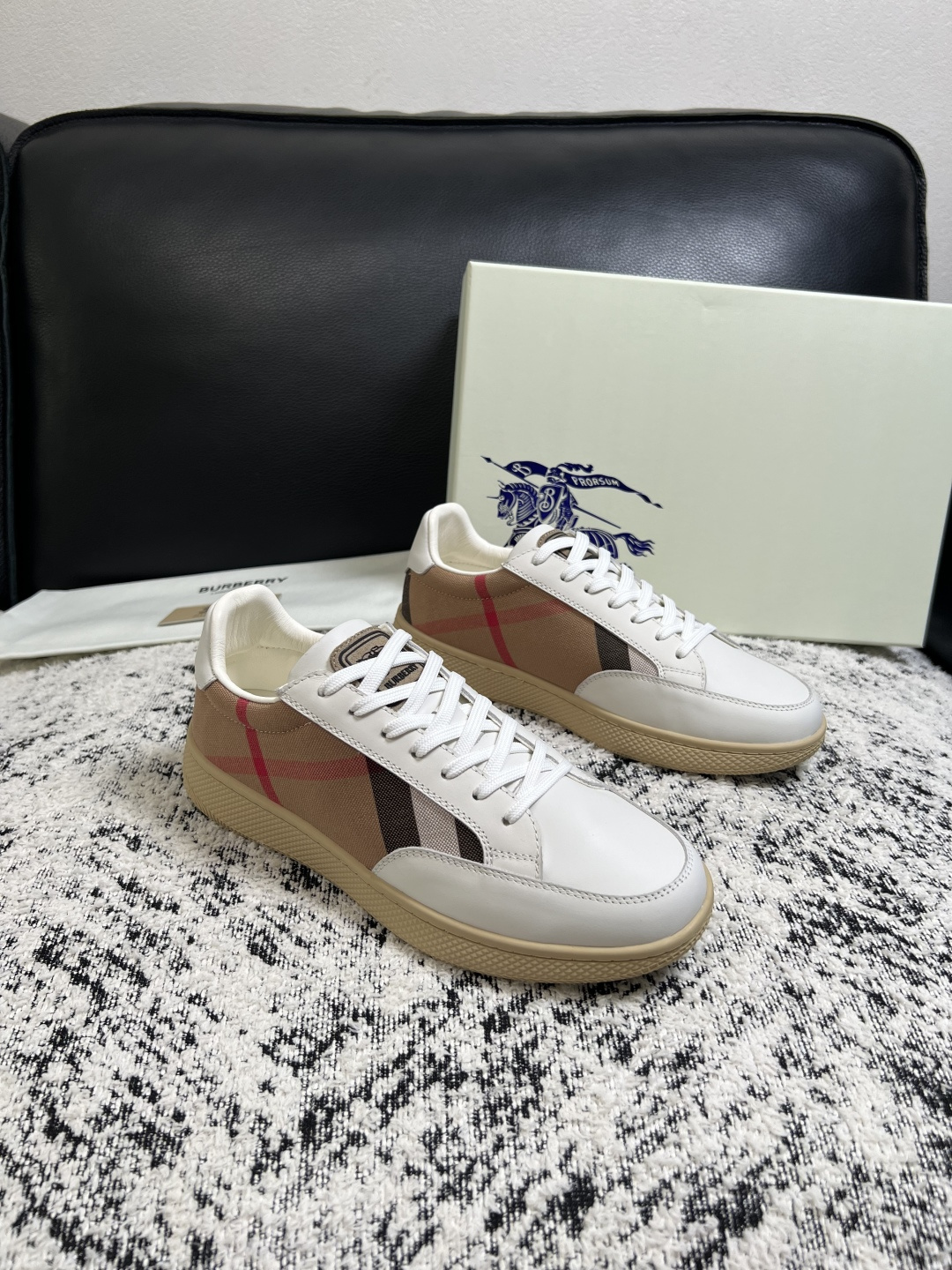 BURBERRY 顶级工艺品 巴宝莉 专柜同步,原厂配置意大利进口牛皮面料,高品质复杂拼接工艺,进口牛皮内里垫,透气舒 BURBERRY 顶级工艺品 巴宝莉 专柜同步,原厂配置意大利进口牛皮面料,高品质复杂拼接工艺,进口牛皮内里垫,透气舒