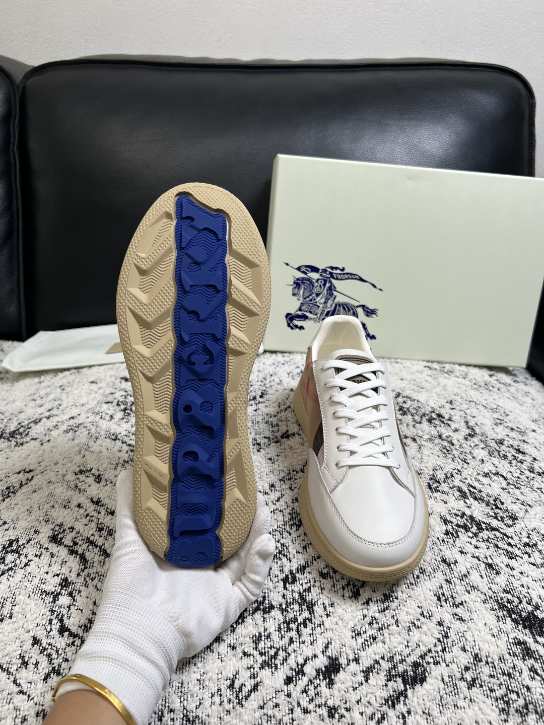 BURBERRY  顶级工艺品 巴宝莉 专柜同步，原厂配置意大利进口牛皮面料，高品质复杂拼接工艺，进口牛皮内里垫，透气舒