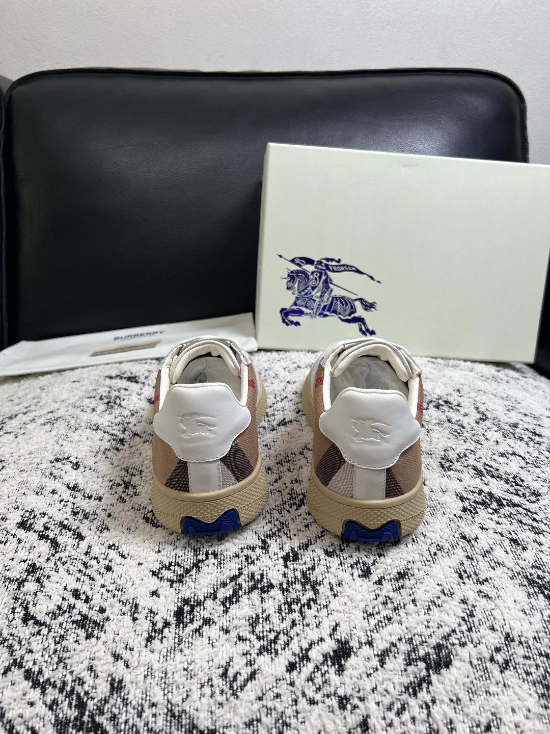 BURBERRY  顶级工艺品 巴宝莉 专柜同步，原厂配置意大利进口牛皮面料，高品质复杂拼接工艺，进口牛皮内里垫，透气舒