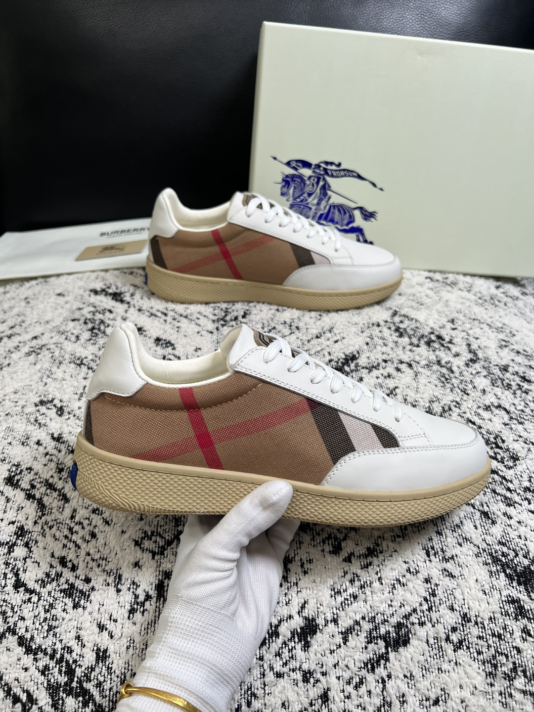 BURBERRY  顶级工艺品 巴宝莉 专柜同步，原厂配置意大利进口牛皮面料，高品质复杂拼接工艺，进口牛皮内里垫，透气舒
