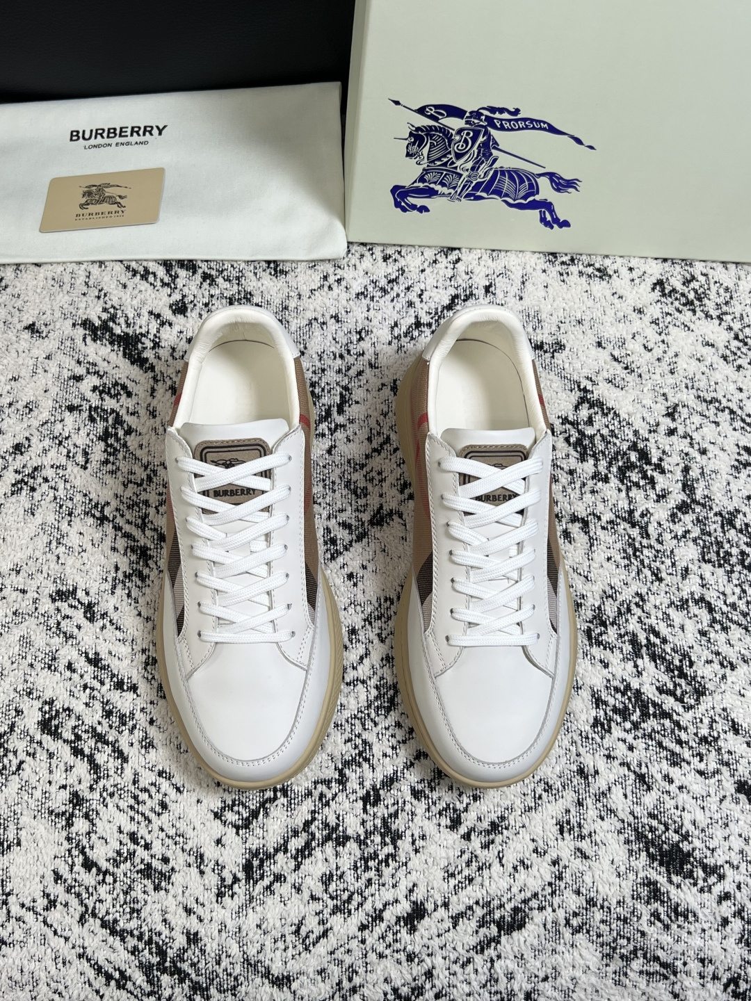 BURBERRY  顶级工艺品 巴宝莉 专柜同步，原厂配置意大利进口牛皮面料，高品质复杂拼接工艺，进口牛皮内里垫，透气舒