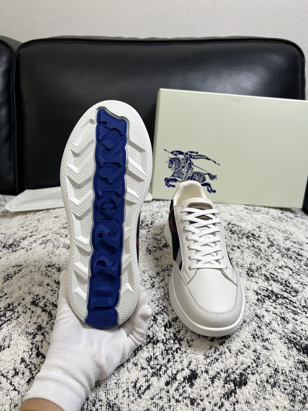 BURBERRY  顶级工艺品 巴宝莉 专柜同步，原厂配置意大利进口牛皮面料，高品质复杂拼接工艺，进口牛皮内里垫，透气舒