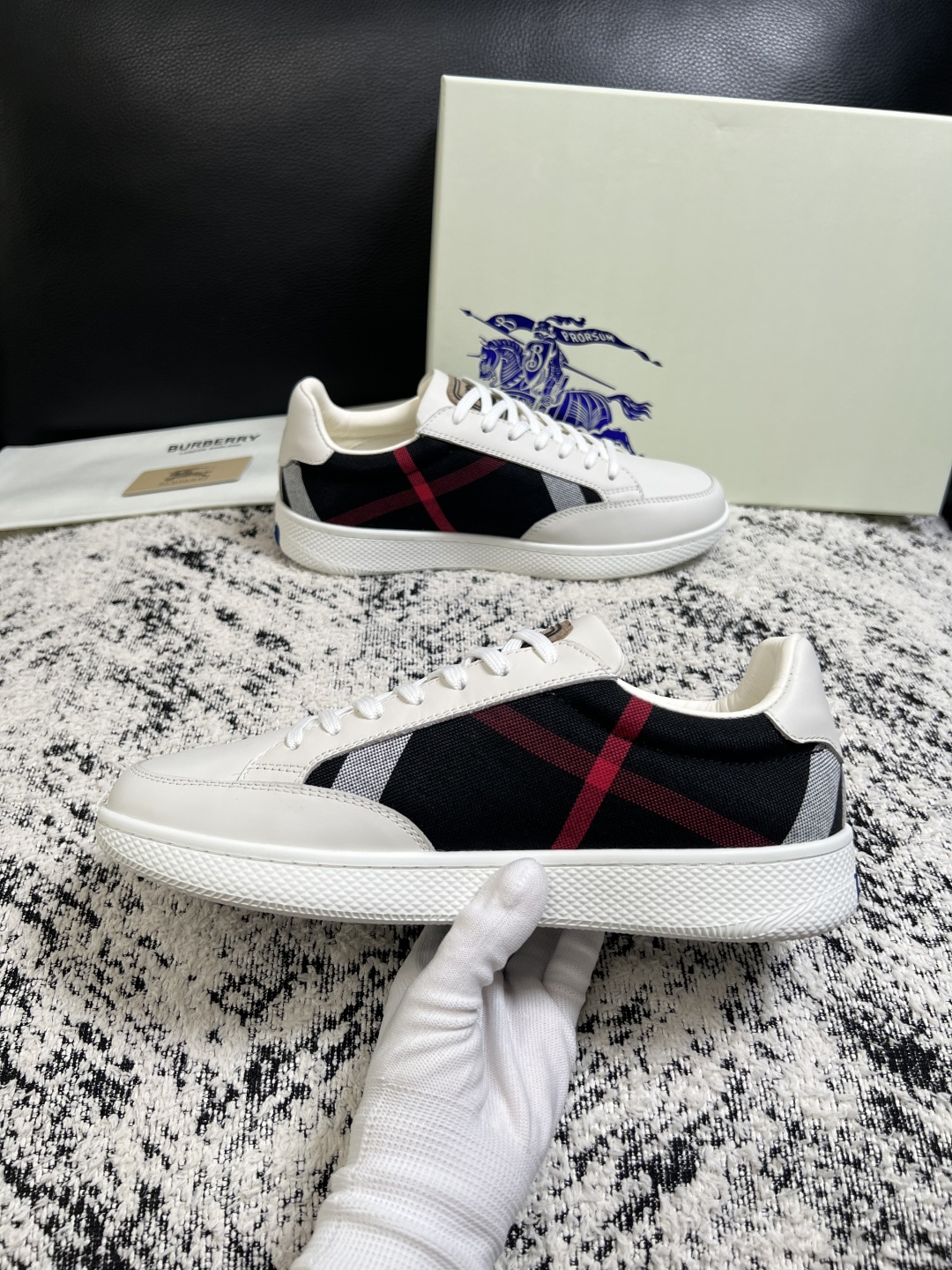 BURBERRY  顶级工艺品 巴宝莉 专柜同步，原厂配置意大利进口牛皮面料，高品质复杂拼接工艺，进口牛皮内里垫，透气舒