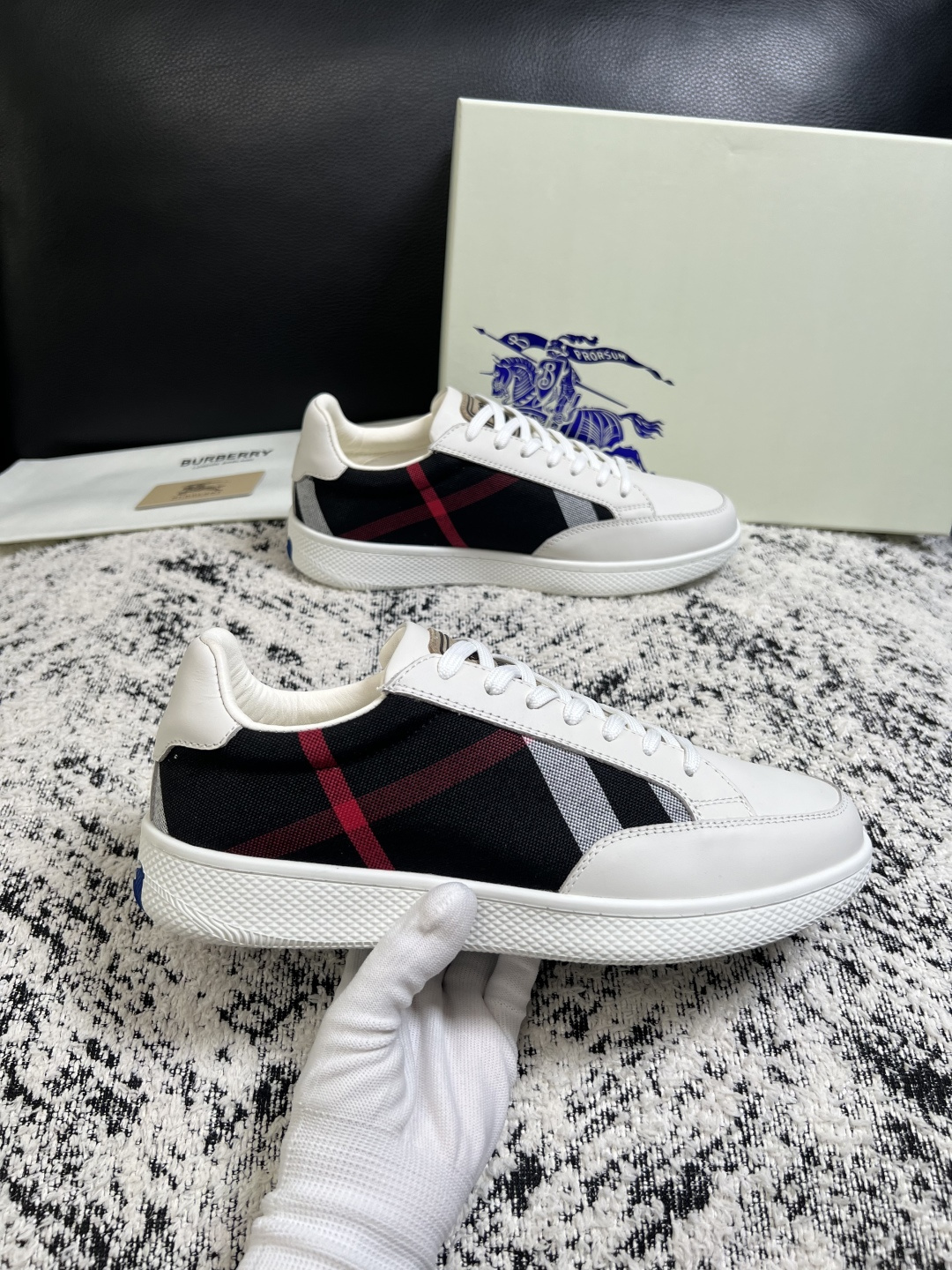 BURBERRY  顶级工艺品 巴宝莉 专柜同步，原厂配置意大利进口牛皮面料，高品质复杂拼接工艺，进口牛皮内里垫，透气舒