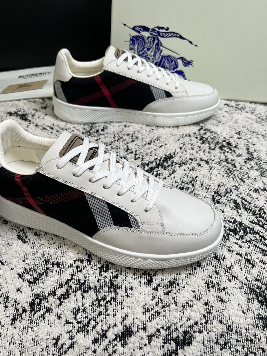 BURBERRY  顶级工艺品 巴宝莉 专柜同步，原厂配置意大利进口牛皮面料，高品质复杂拼接工艺，进口牛皮内里垫，透气舒