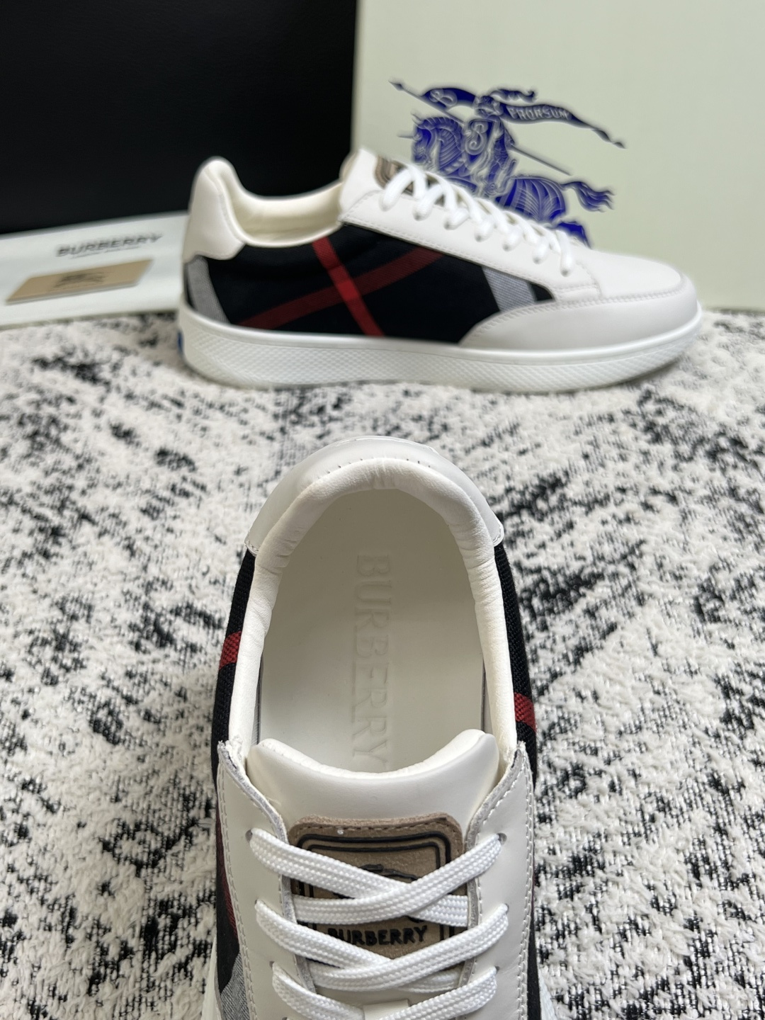 BURBERRY  顶级工艺品 巴宝莉 专柜同步，原厂配置意大利进口牛皮面料，高品质复杂拼接工艺，进口牛皮内里垫，透气舒