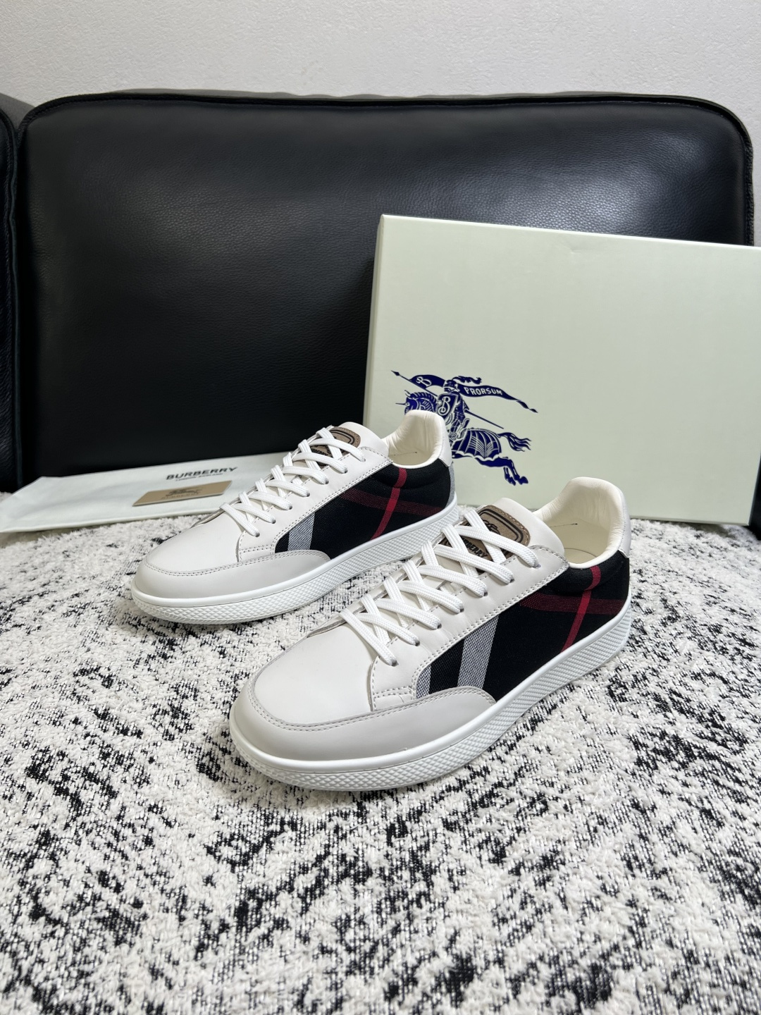 BURBERRY  顶级工艺品 巴宝莉 专柜同步，原厂配置意大利进口牛皮面料，高品质复杂拼接工艺，进口牛皮内里垫，透气舒