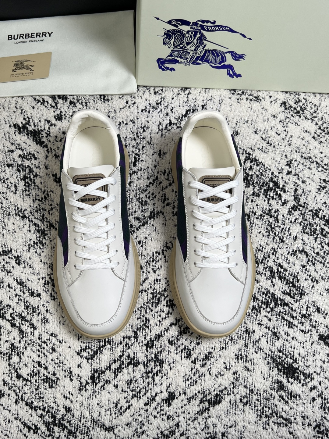 BURBERRY  顶级工艺品 巴宝莉 专柜同步，原厂配置意大利进口牛皮面料，高品质复杂拼接工艺，进口牛皮内里垫，透气舒