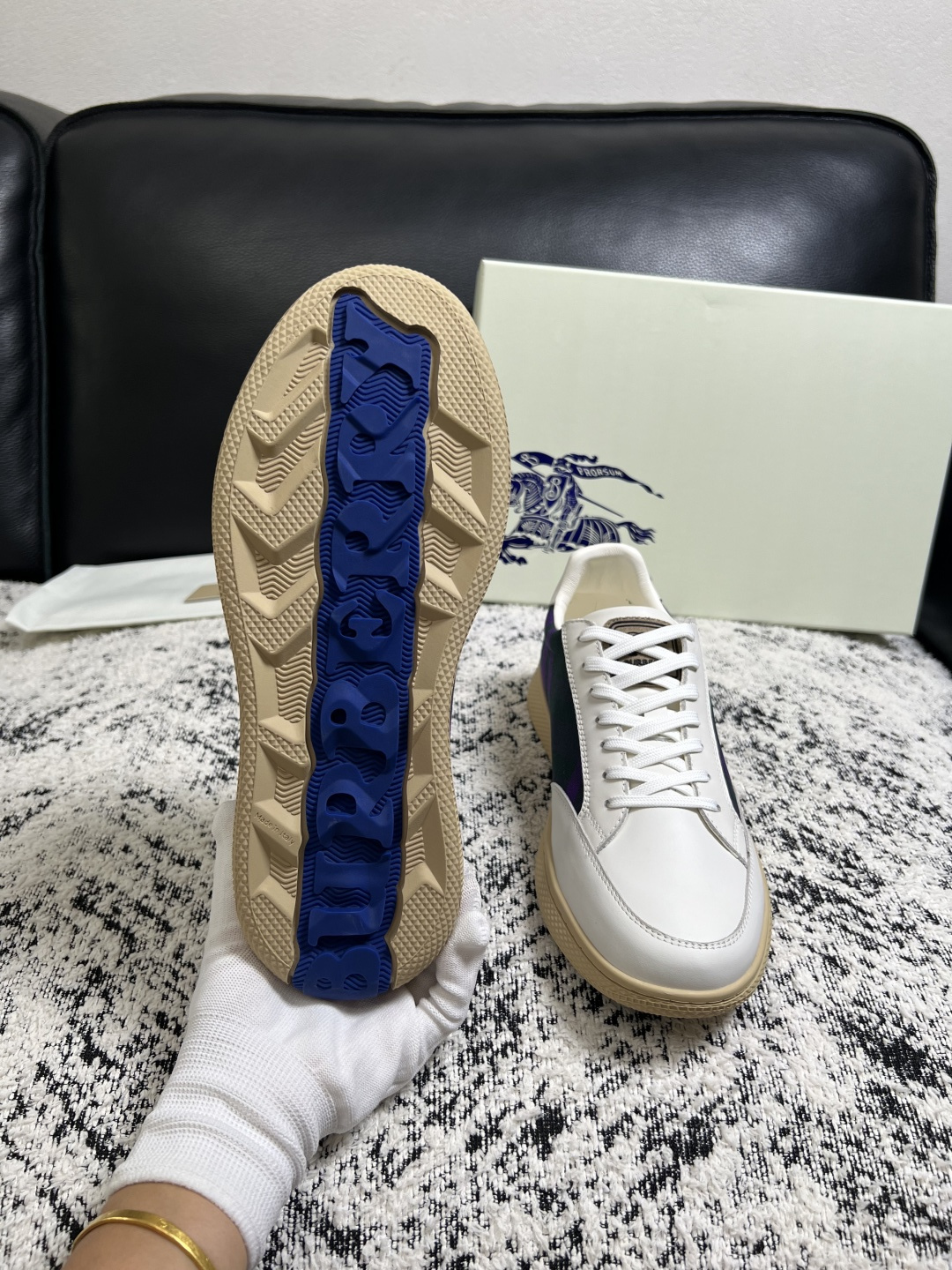 BURBERRY  顶级工艺品 巴宝莉 专柜同步，原厂配置意大利进口牛皮面料，高品质复杂拼接工艺，进口牛皮内里垫，透气舒