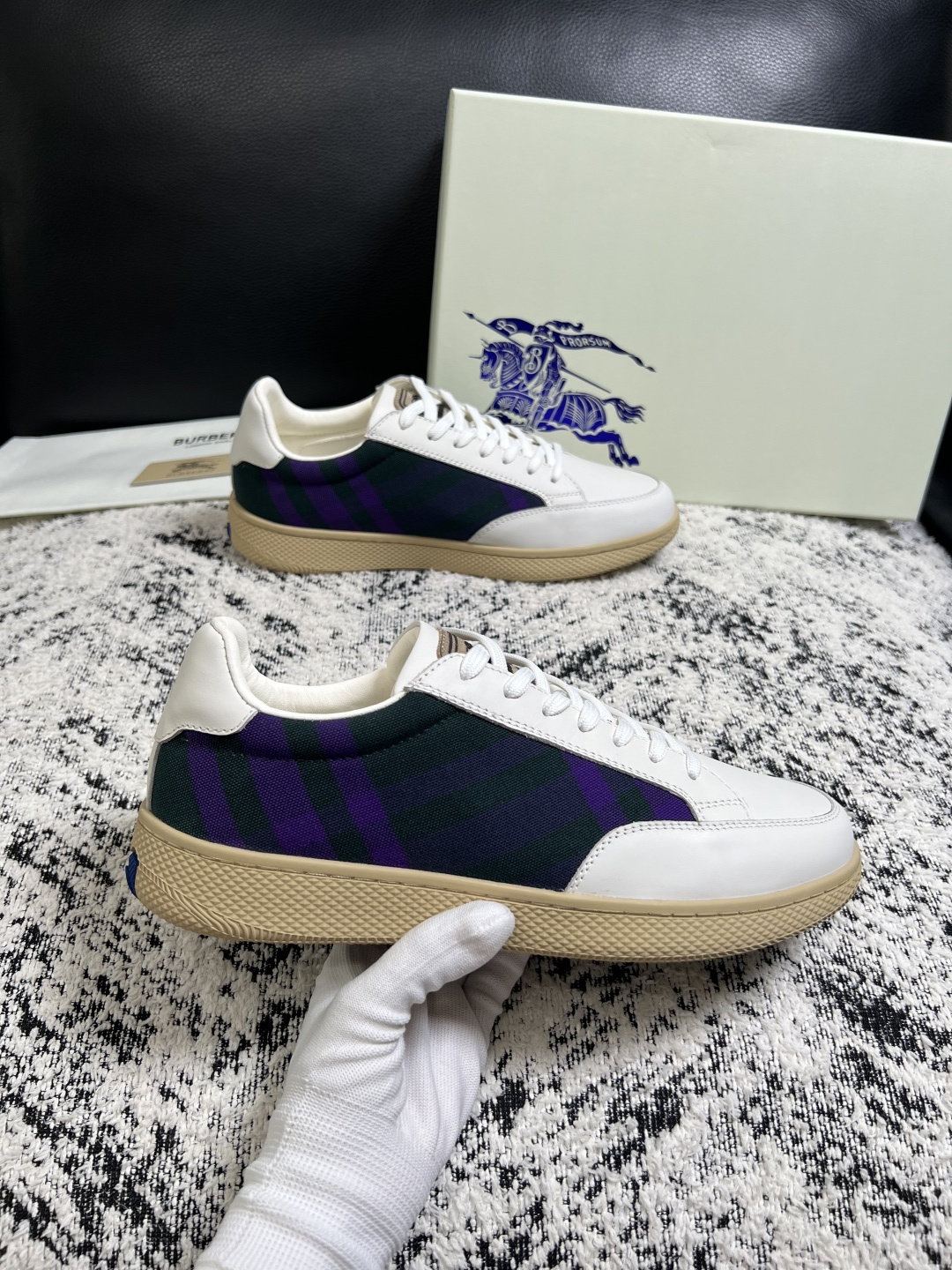 BURBERRY  顶级工艺品 巴宝莉 专柜同步，原厂配置意大利进口牛皮面料，高品质复杂拼接工艺，进口牛皮内里垫，透气舒