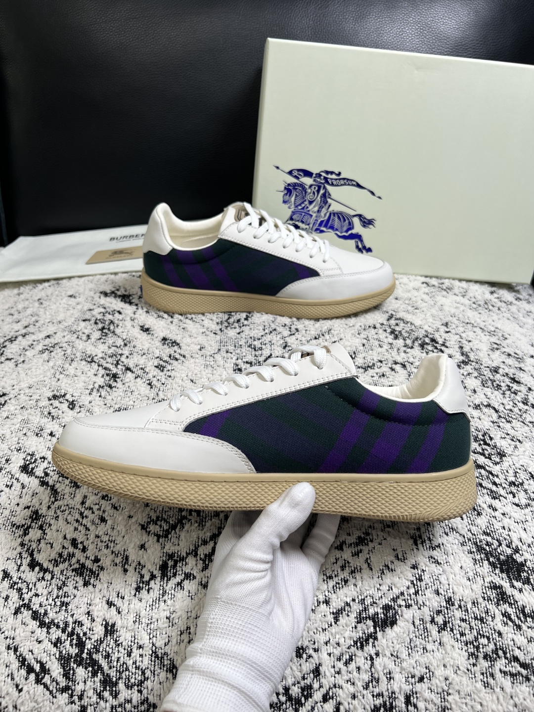 BURBERRY  顶级工艺品 巴宝莉 专柜同步，原厂配置意大利进口牛皮面料，高品质复杂拼接工艺，进口牛皮内里垫，透气舒