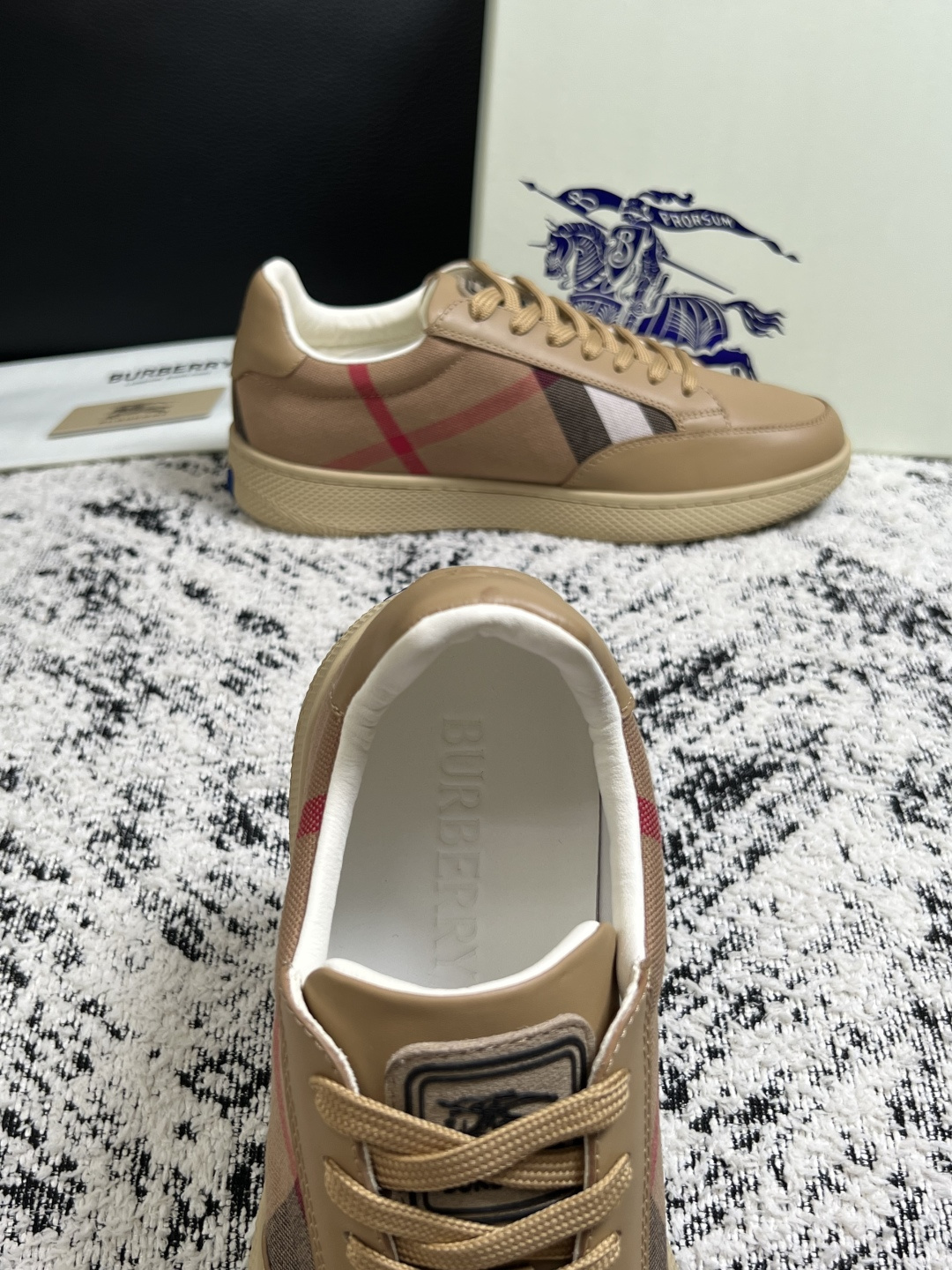BURBERRY  顶级工艺品 巴宝莉 专柜同步，原厂配置意大利进口牛皮面料，高品质复杂拼接工艺，进口牛皮内里垫，透气舒