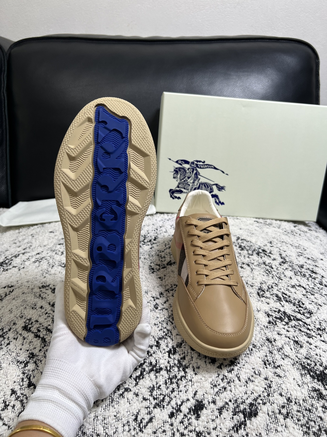 BURBERRY  顶级工艺品 巴宝莉 专柜同步，原厂配置意大利进口牛皮面料，高品质复杂拼接工艺，进口牛皮内里垫，透气舒