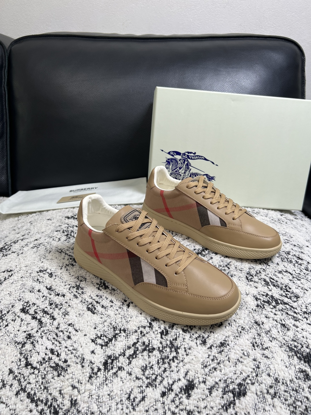 NO:931678,BURBERRY top crafts, synchronized with Burberry counters, original factory configuration of cowhide fabric imported from Italy, high-quality complex splicing process, imported cowhide lining, breathable and comfortable, soles specially provided by the original factory, original factory follow-up goods, code number 38-44 (customized 45 46),, burberry, burberry, cowhide19860909BURBERRY 顶级工艺品 巴宝莉 专柜同步,原厂配置意大利进口牛皮面料,高品质复杂拼接工艺,进口牛皮内里垫,透气舒适,鞋底原厂特供原版底,原厂跟单货 ,码数 38-44（订做 45 46）,,burberry,burberry,cowhide,Men's shoes