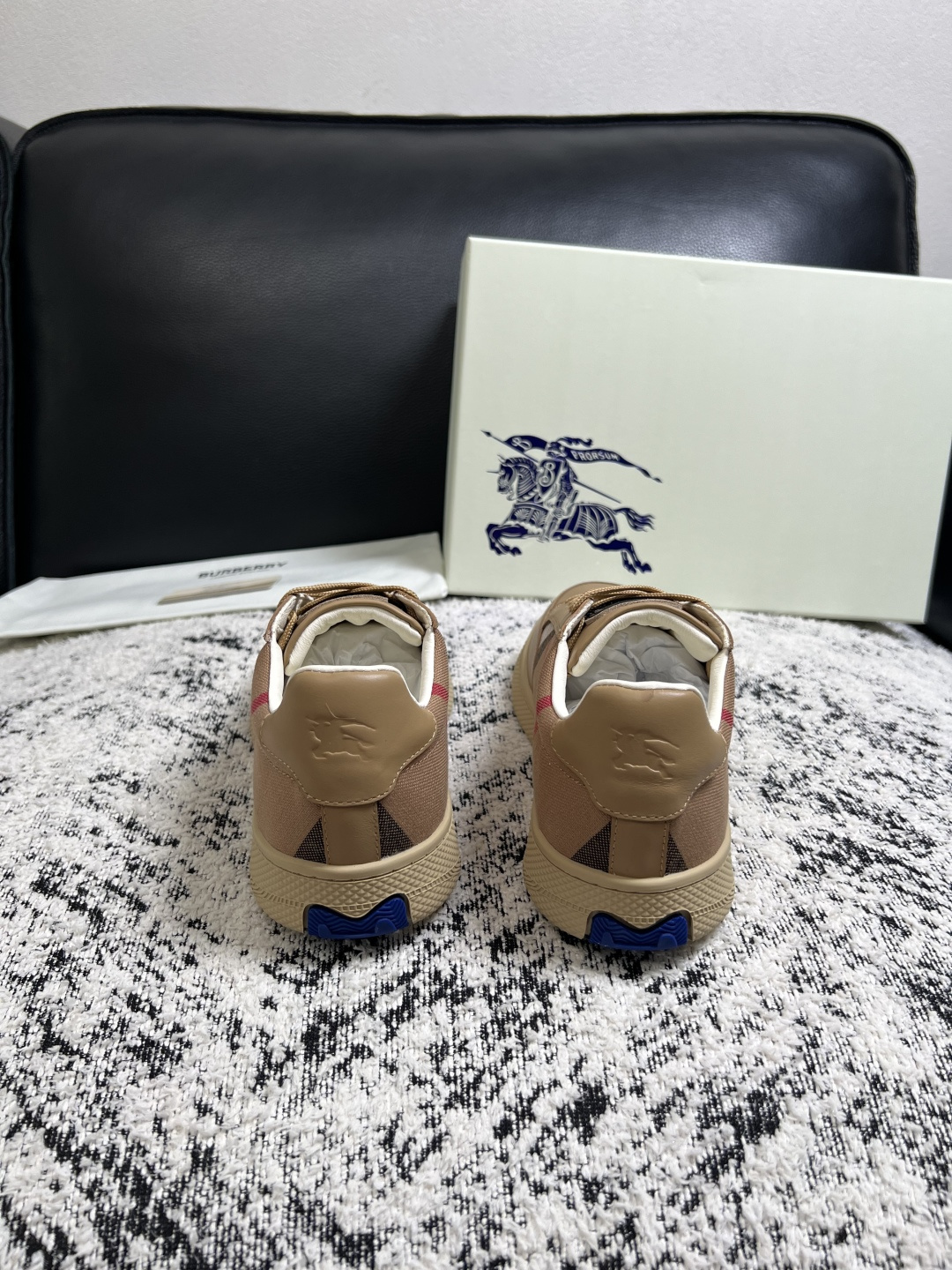 BURBERRY  顶级工艺品 巴宝莉 专柜同步，原厂配置意大利进口牛皮面料，高品质复杂拼接工艺，进口牛皮内里垫，透气舒
