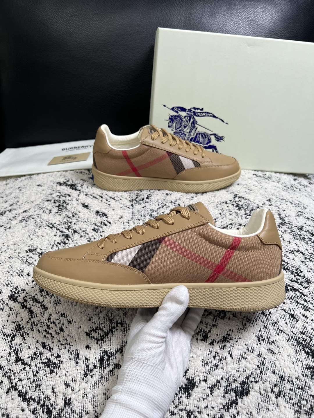 BURBERRY  顶级工艺品 巴宝莉 专柜同步，原厂配置意大利进口牛皮面料，高品质复杂拼接工艺，进口牛皮内里垫，透气舒