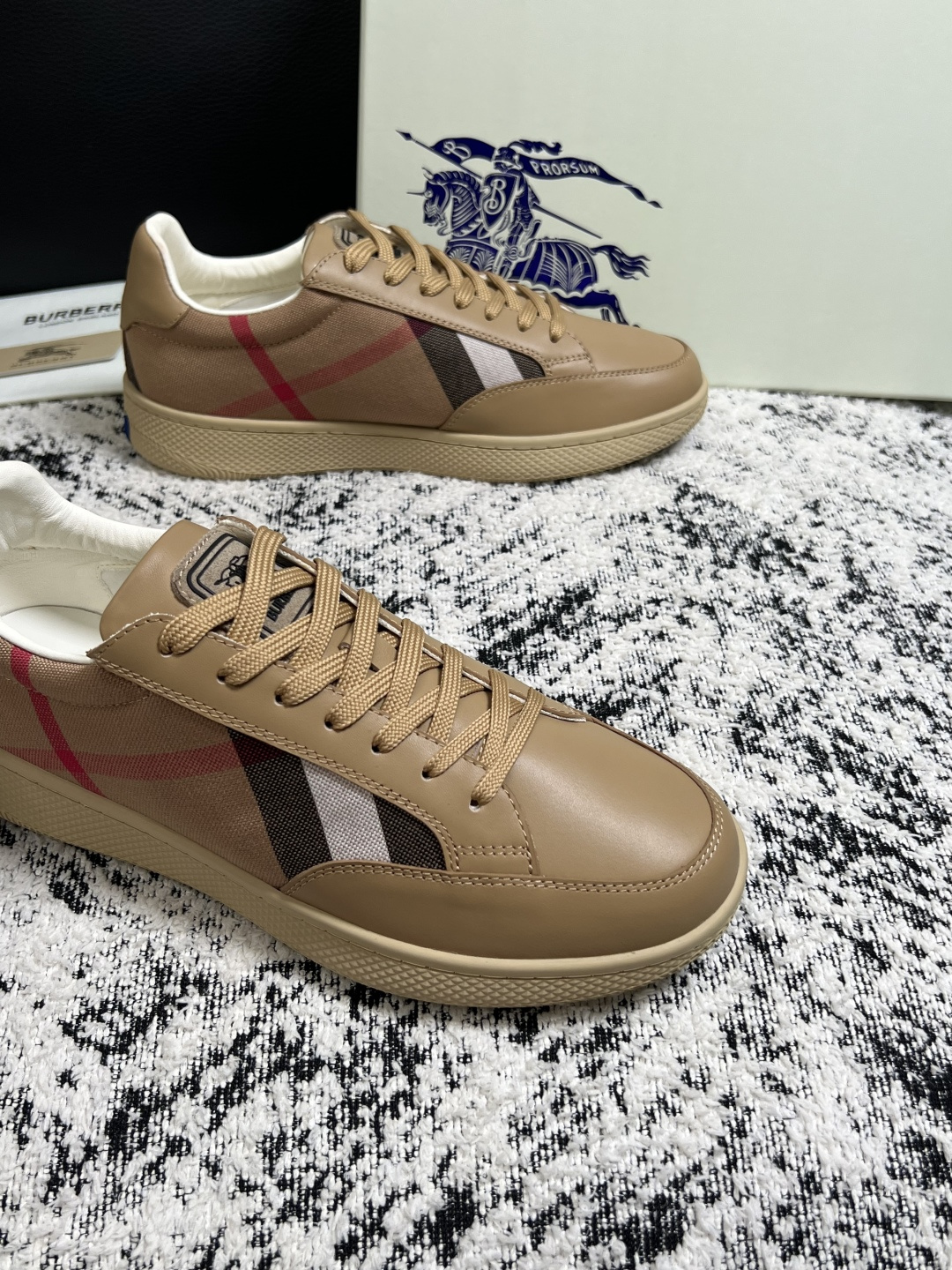 BURBERRY  顶级工艺品 巴宝莉 专柜同步，原厂配置意大利进口牛皮面料，高品质复杂拼接工艺，进口牛皮内里垫，透气舒
