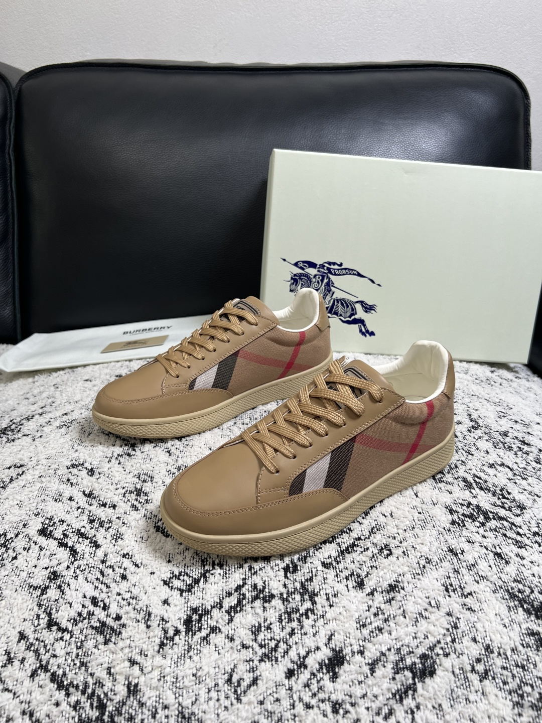 BURBERRY  顶级工艺品 巴宝莉 专柜同步，原厂配置意大利进口牛皮面料，高品质复杂拼接工艺，进口牛皮内里垫，透气舒