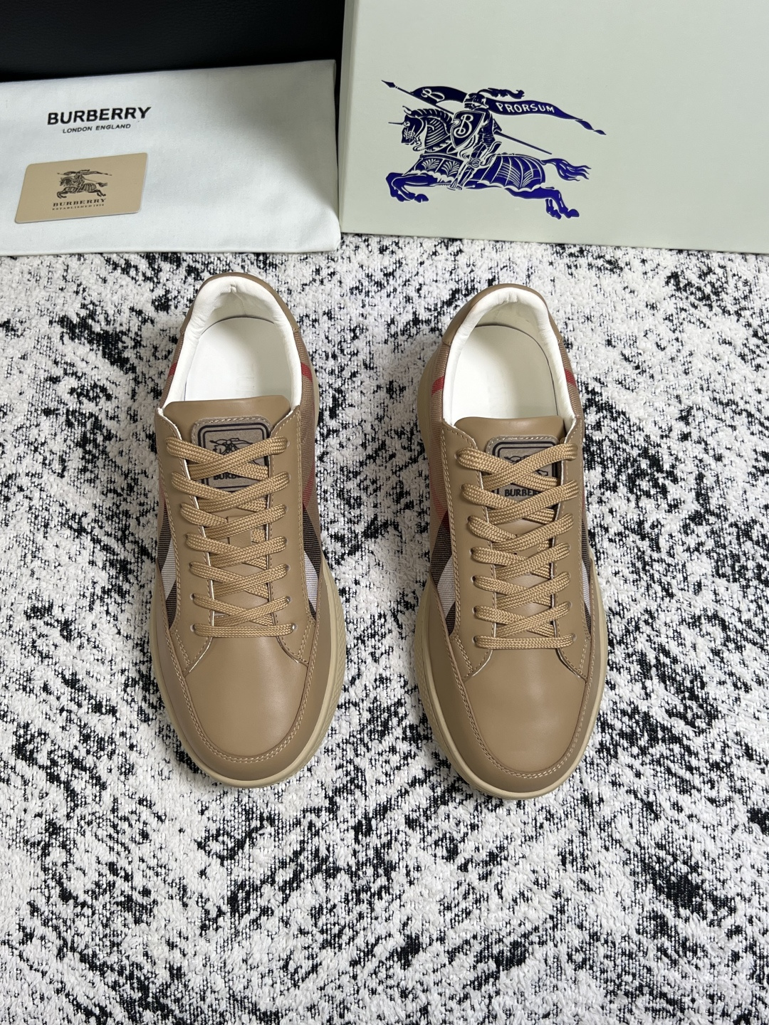 BURBERRY  顶级工艺品 巴宝莉 专柜同步，原厂配置意大利进口牛皮面料，高品质复杂拼接工艺，进口牛皮内里垫，透气舒