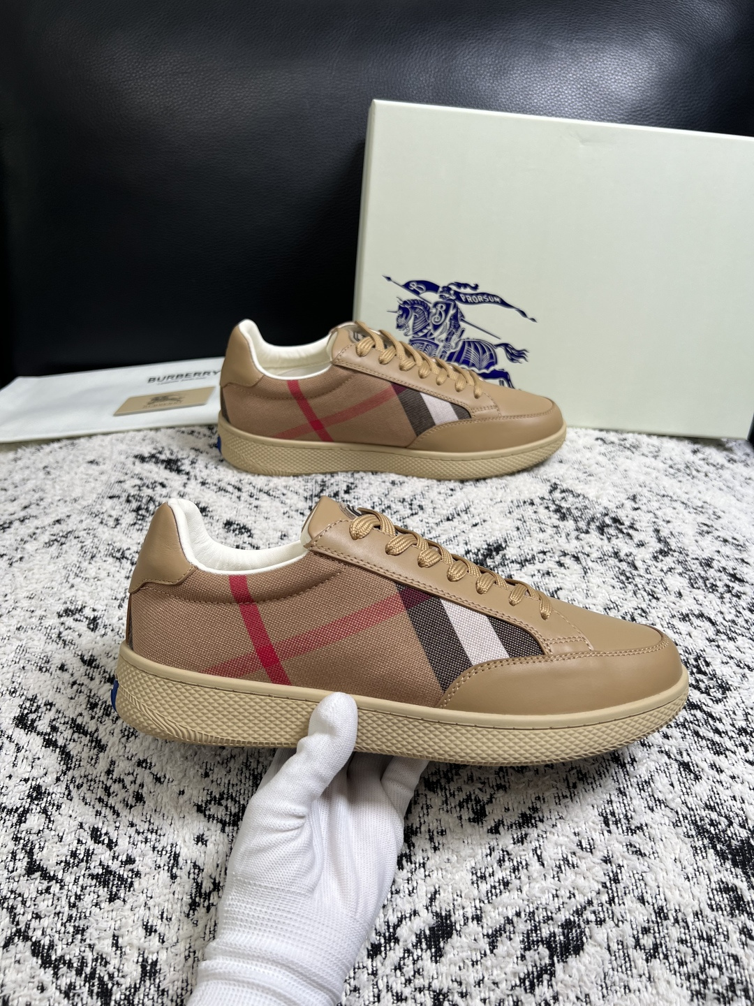 BURBERRY  顶级工艺品 巴宝莉 专柜同步，原厂配置意大利进口牛皮面料，高品质复杂拼接工艺，进口牛皮内里垫，透气舒