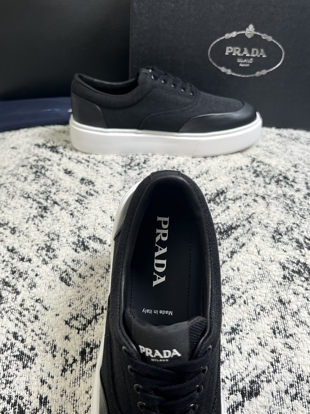 Prada  顶级工艺品，普拉达 专柜同步，原厂配置意大利进口牛皮拼布面料，进口牛皮内里垫，透气舒适，鞋底：原厂特供原版