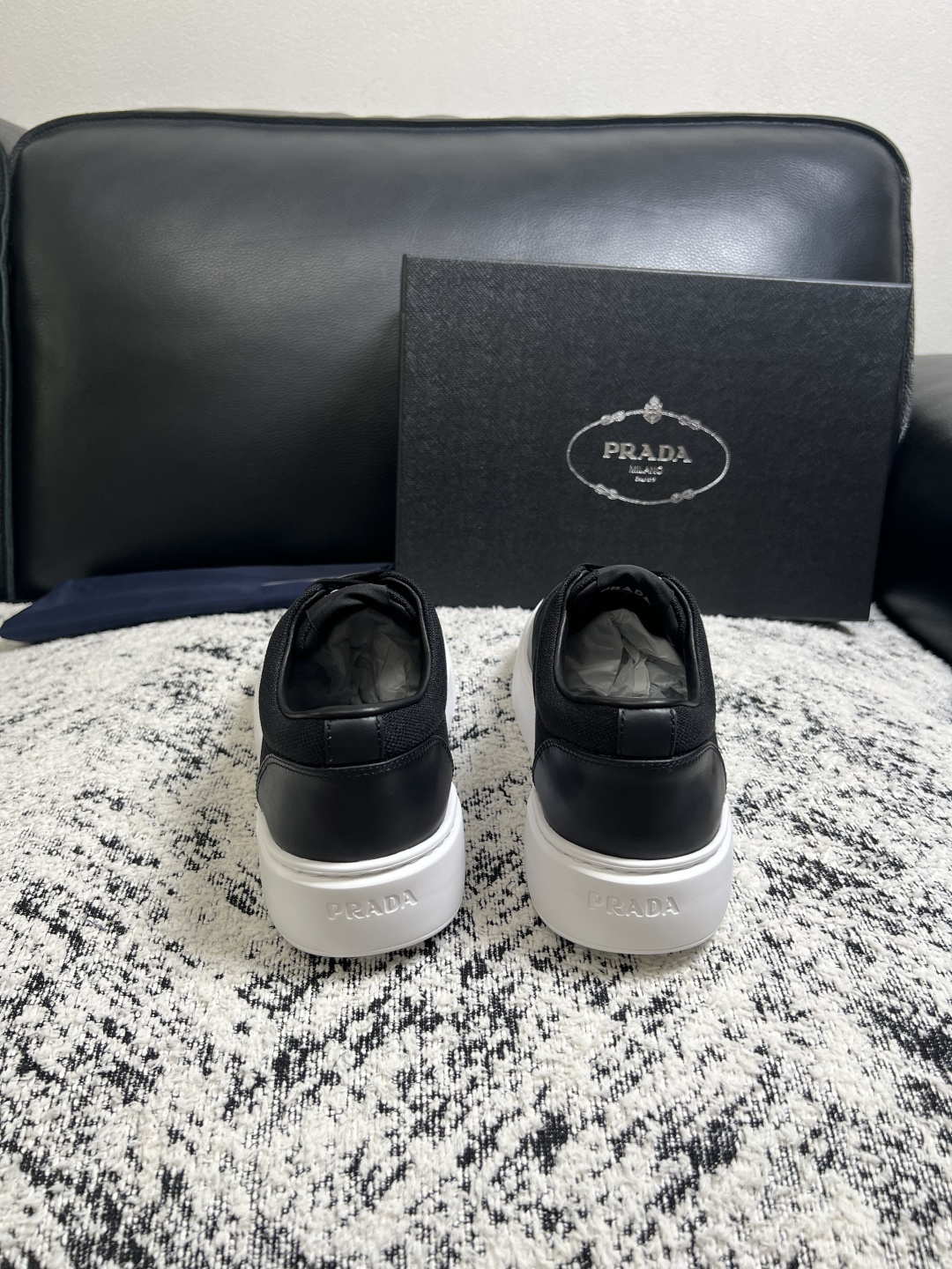 Prada  顶级工艺品，普拉达 专柜同步，原厂配置意大利进口牛皮拼布面料，进口牛皮内里垫，透气舒适，鞋底：原厂特供原版