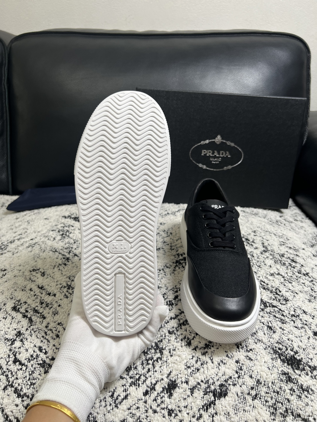 Prada  顶级工艺品，普拉达 专柜同步，原厂配置意大利进口牛皮拼布面料，进口牛皮内里垫，透气舒适，鞋底：原厂特供原版