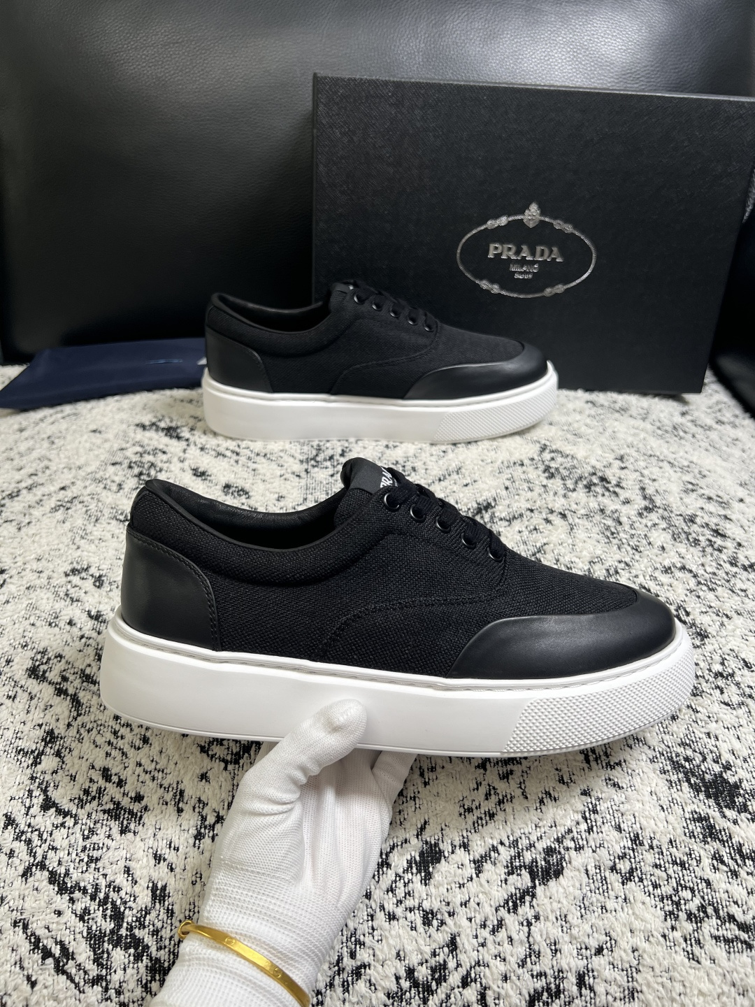 Prada  顶级工艺品，普拉达 专柜同步，原厂配置意大利进口牛皮拼布面料，进口牛皮内里垫，透气舒适，鞋底：原厂特供原版