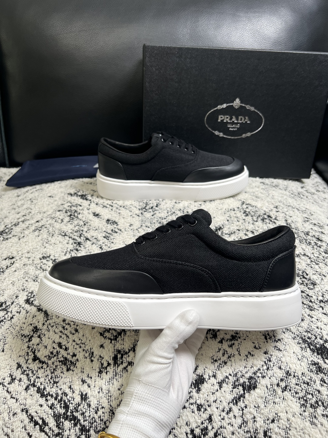 Prada  顶级工艺品，普拉达 专柜同步，原厂配置意大利进口牛皮拼布面料，进口牛皮内里垫，透气舒适，鞋底：原厂特供原版
